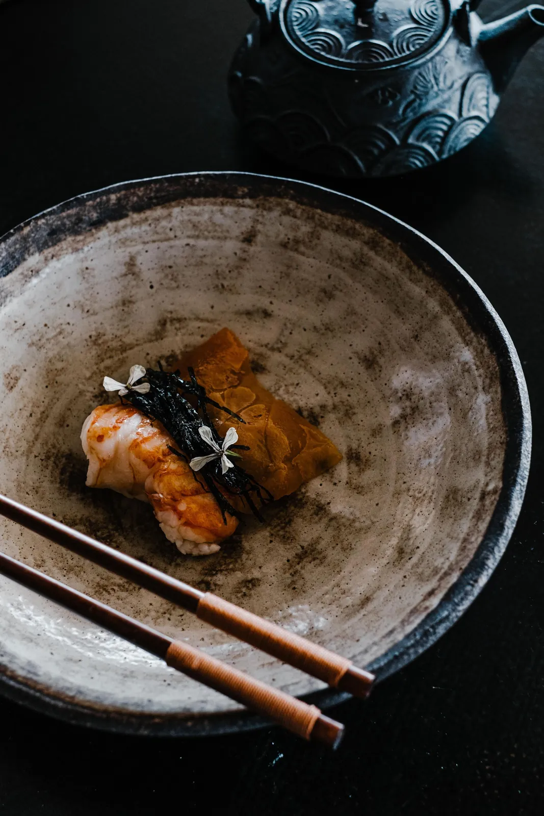 炭火で焼いた魚と出汁