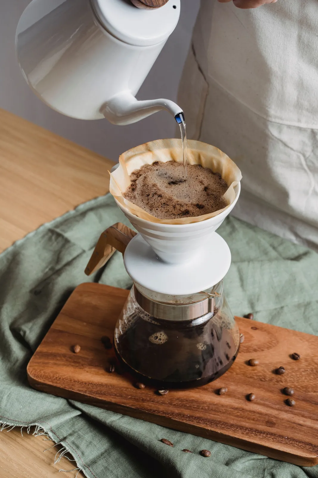ハンドドリップでコーヒーを淹れる様子