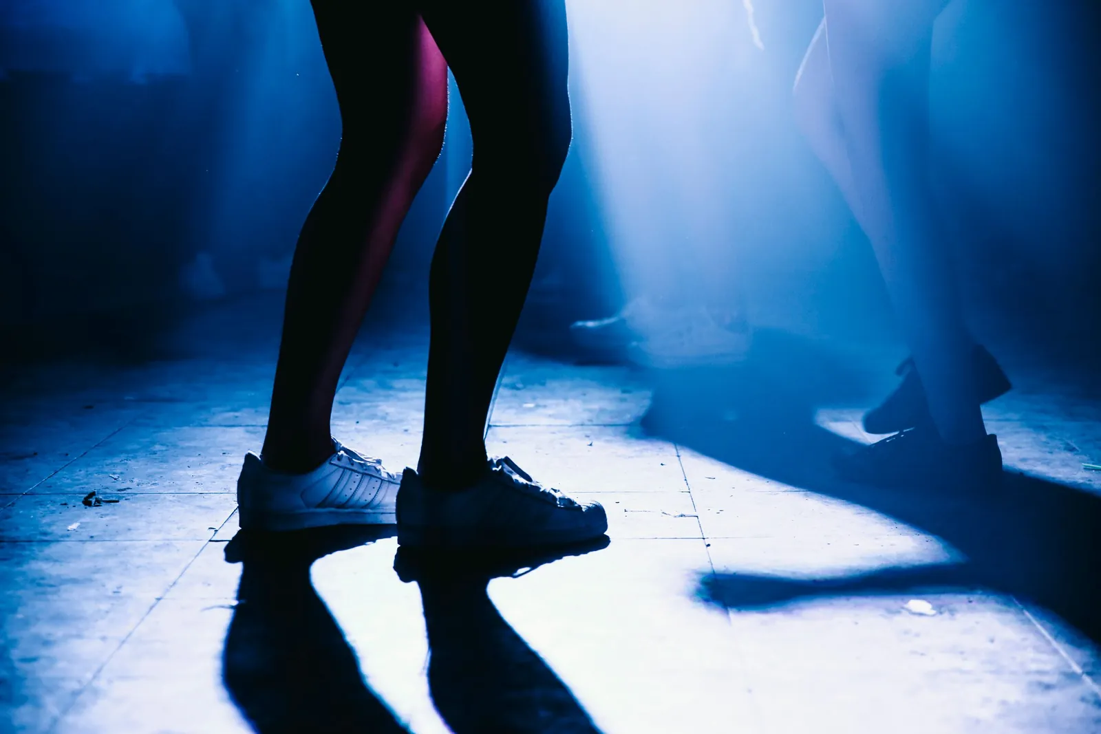 踊る足もと