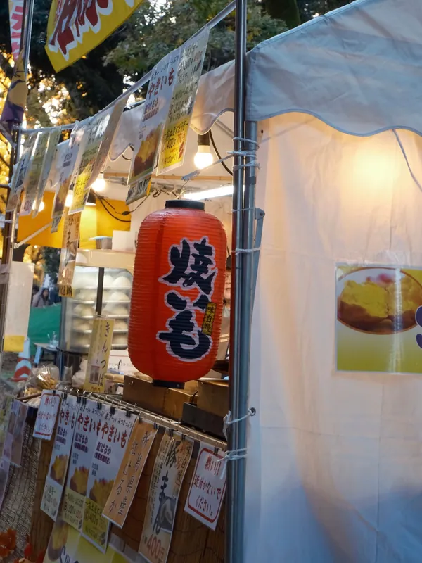 提灯の下がった屋台